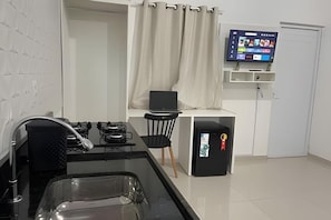 Meja kerja, ruang kerja ramah laptop, dan Wi-Fi gratis