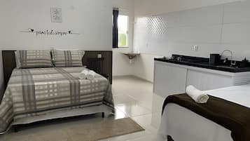 Suite | Desk, laptop workspace, free WiFi