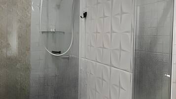 Dusche, kostenlose Toilettenartikel, Handtücher, Seife