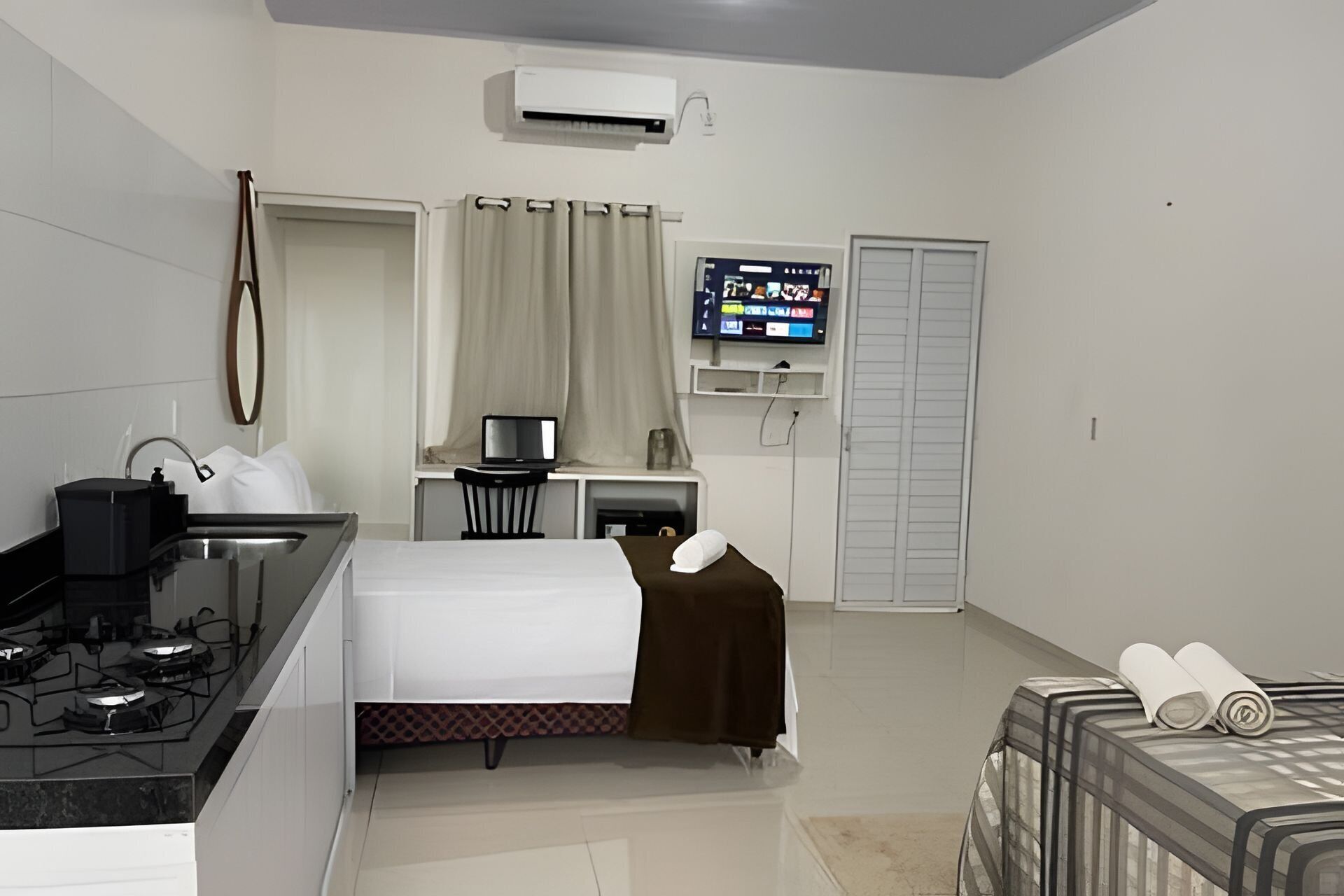 Suite | Een bureau, een laptopwerkplek, gratis wifi