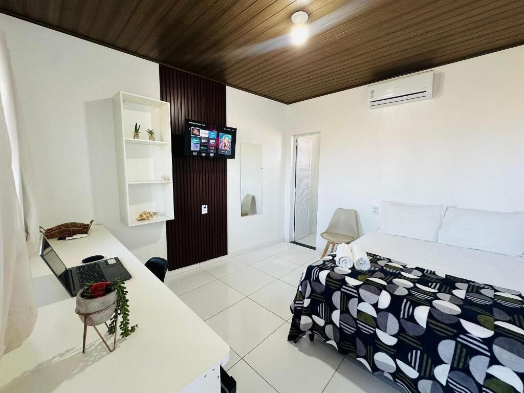 Meja kerja, ruang kerja ramah laptop, dan Wi-Fi gratis