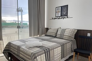 Standaard appartement, balkon, uitzicht op lagune | Een bureau, een laptopwerkplek, gratis wifi