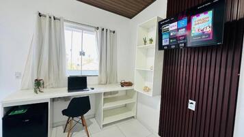 Meja kerja, ruang kerja ramah laptop, dan Wi-Fi gratis