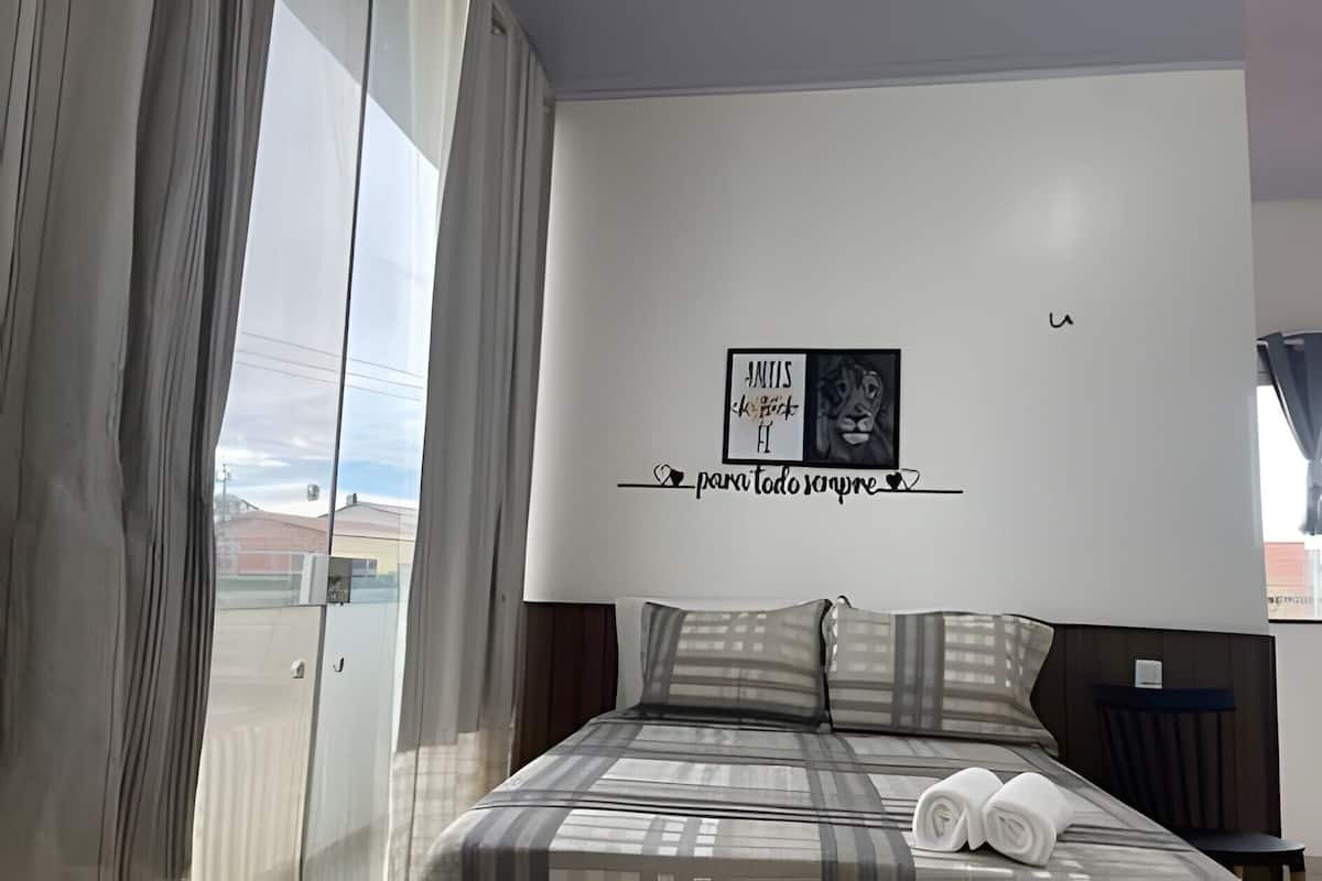 Standaard appartement, balkon, uitzicht op lagune | Een bureau, een laptopwerkplek, gratis wifi