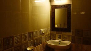 Ein Badezimmer mit Waschbecken, Spiegel und gefliesten Wänden.