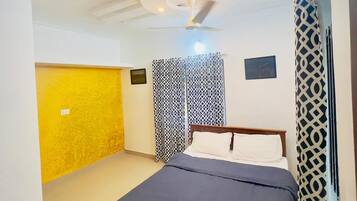 2 bedrooms, iron/ironing board, WiFi