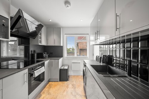 Modern Luxury 4Bdrm Duplex | Business/Vacay | 15min to LDN centre | Free Parking