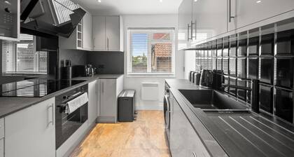 Modern Luxury 4Bdrm Duplex | Business/Vacay | 15min to LDN centre | Free Parking