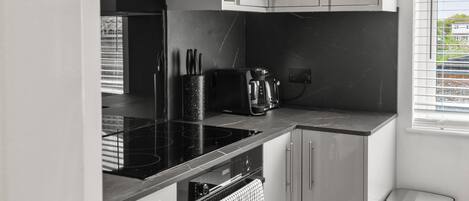 Mikrobølgeovn, ovn, kokeplater og oppvaskmaskin