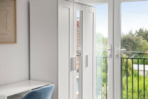 Interior - Modern Luxury 4Bdrm Duplex | Business/Vacay | 15min to LDN centre | Free Parking (London)