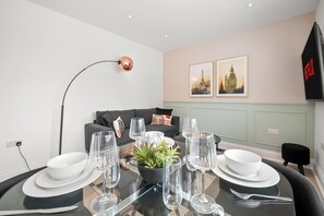 Dining - Modern Luxury 4Bdrm Duplex | Business/Vacay | 15min to LDN centre | Free Parking (London)