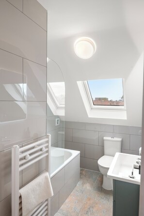Shower, hair dryer, towels, soap - Modern Luxury 4Bdrm Duplex | Business/Vacay | 15min to LDN centre | Free Parking (London)