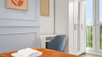 Iron/ironing board, Internet, bed sheets