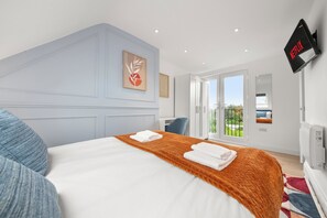 Iron/ironing board, Internet, bed sheets - Modern Luxury 4Bdrm Duplex | Business/Vacay | 15min to LDN centre | Free Parking (London)