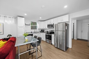Geladeira, micro-ondas, fogão, cooktop