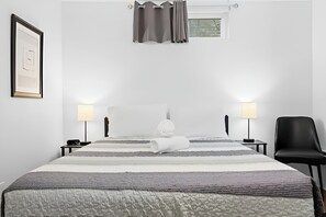 Escritorio, tabla de planchar con plancha, wifi gratis y ropa de cama