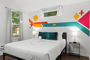Desk, iron/ironing board, free WiFi, bed sheets - Experience the Unique Re-NuLu Shipping Container (Louisville)