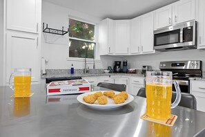 Fridge, microwave, oven, stovetop - Four Container Units | Perfect for Groups and Fam! (Louisville)