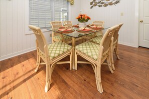 Dining - 3 Bedroom House, 2nd Row, Shared Pool - Summer Winds I #1 (Garden City)