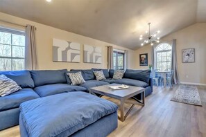 Smart TV, fireplace, books - Dog Friendly Seacoast Retreat, Spacious Home for Family & Friends with A/C (Kennebunk)