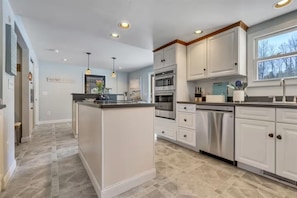 Køleskab, mikrobølgeovn, ovn, kogeplade