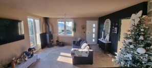 Living area - Country house with beautiful mountain views. Close to walks and river. (Vesseaux)