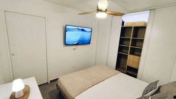 Een strijkplank/strijkijzer, internet, beddengoed