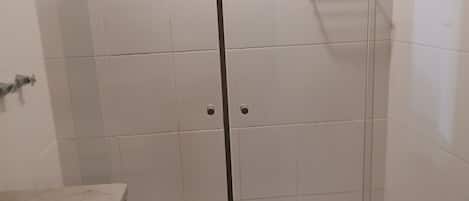 SĂšche-cheveux, serviettes fournies, papier toilette