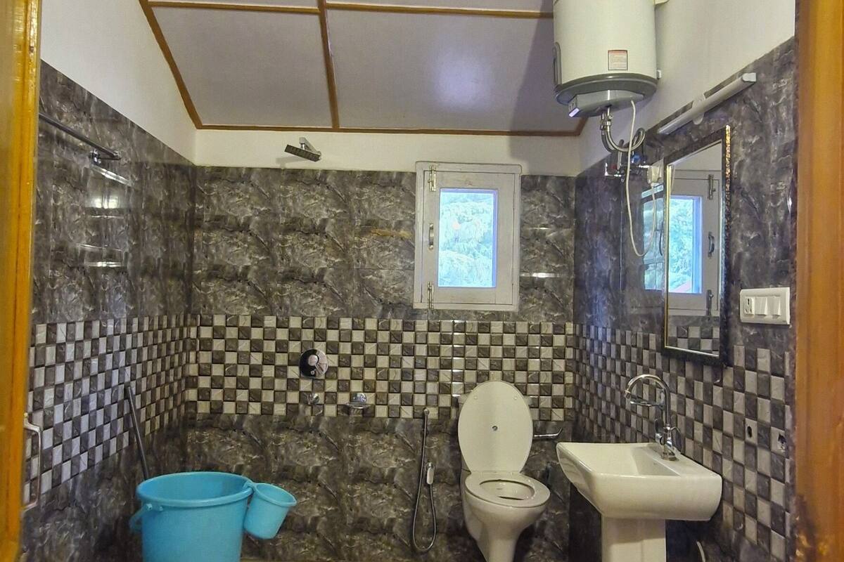 Comfort Studio, Balcony, Valley View | Bathroom | Shower, soap, toilet paper