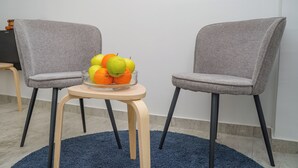 Appartement, patio, uitzicht op tuin | Verduisterende gordijnen, een strijkplank/strijkijzer, gratis wifi