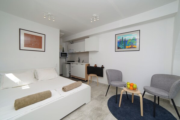 Apartamento, varanda, vista para o jardim | Cortinas blackout, ferros/tábuas de passar roupa, Wi-Fi de cortesia