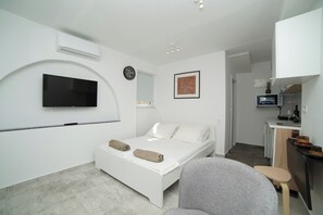 Apartamento, varanda, vista para o jardim | Cortinas blackout, ferros/tábuas de passar roupa, Wi-Fi de cortesia