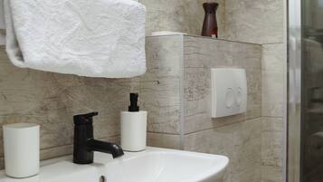 Apartment, Patio, Garden View | Bathroom