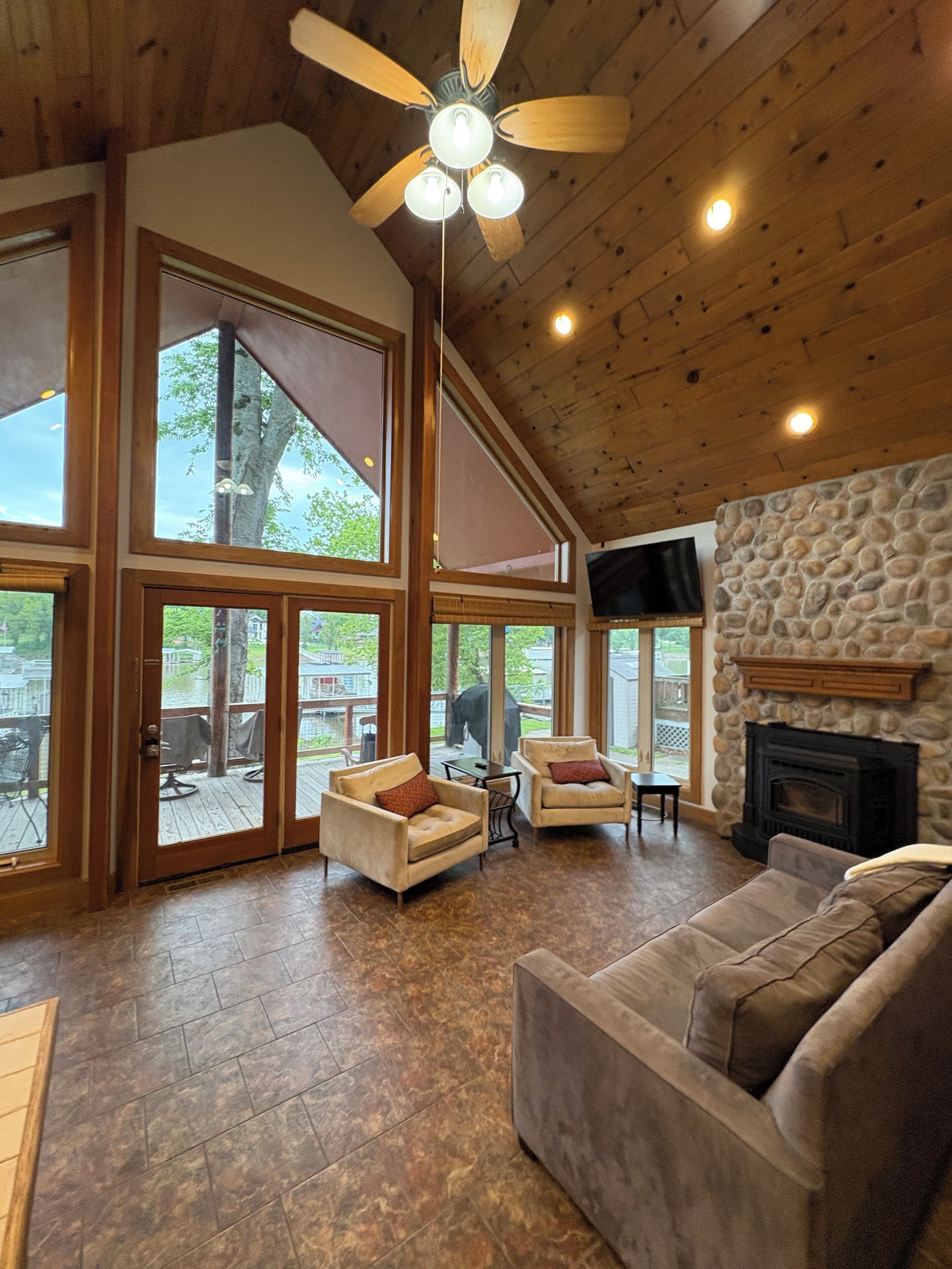 Smart TV, fireplace