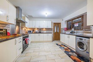 Een magnetron, een oven, een vaatwasser