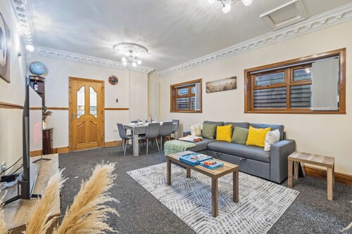 Large 4BR Home | Sleeps 11 | Near City Centre in Birmingham Free Parking