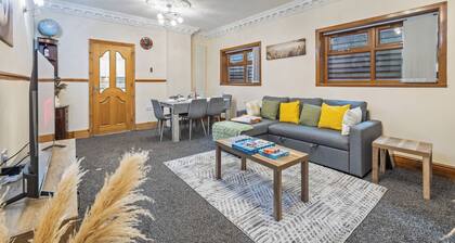 Large 4BR Home | Sleeps 11 | Near City Centre in Birmingham Free Parking