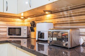 Microwave, oven, dishwasher - Large 4BR Home | Sleeps 11 | Near City Centre in Birmingham Free Parking (Birmingham)