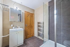 Shower, hair dryer, soap, toilet paper - Large 4BR Home | Sleeps 11 | Near City Centre in Birmingham Free Parking (Birmingham)