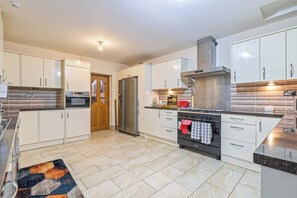 Een magnetron, een oven, een vaatwasser