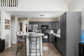 Private kitchen - Idabel Lake escape , nestled in the mountains near big white (Kootenay Boundary E / West Bo*)