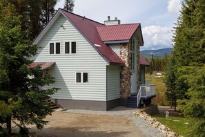 Exterior - Idabel Lake escape , nestled in the mountains near big white (Kootenay Boundary E / West Bo*)
