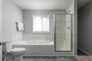 Top floor bathroom - Idabel Lake escape , nestled in the mountains near big white (Kootenay Boundary E / West Bo*)
