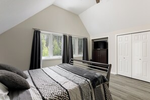 4 bedrooms, iron/ironing board, WiFi, bed sheets - Idabel Lake escape , nestled in the mountains near big white (Kootenay Boundary E / West Bo*)