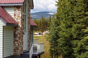Property grounds - Idabel Lake escape , nestled in the mountains near big white (Kootenay Boundary E / West Bo*)
