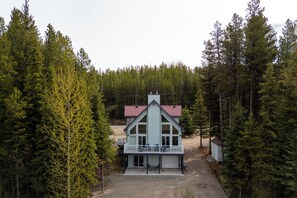 Exterior - Idabel Lake escape , nestled in the mountains near big white (Kootenay Boundary E / West Bo*)
