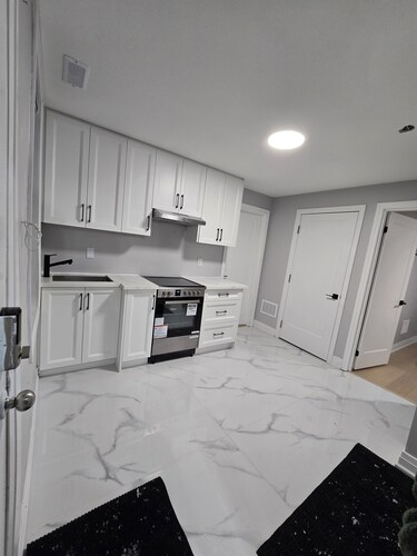 Walk to the Falls! 2BR Modern Home Base + Free Parking & Laundry