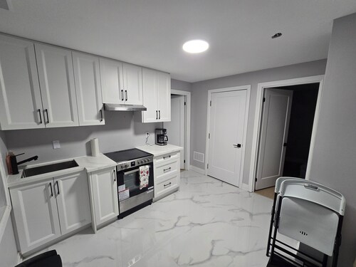 Walk to the Falls! 2BR Modern Home Base + Free Parking & Laundry