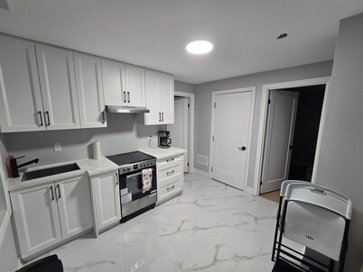Walk to the Falls! 2BR Modern Home Base + Free Parking & Laundry