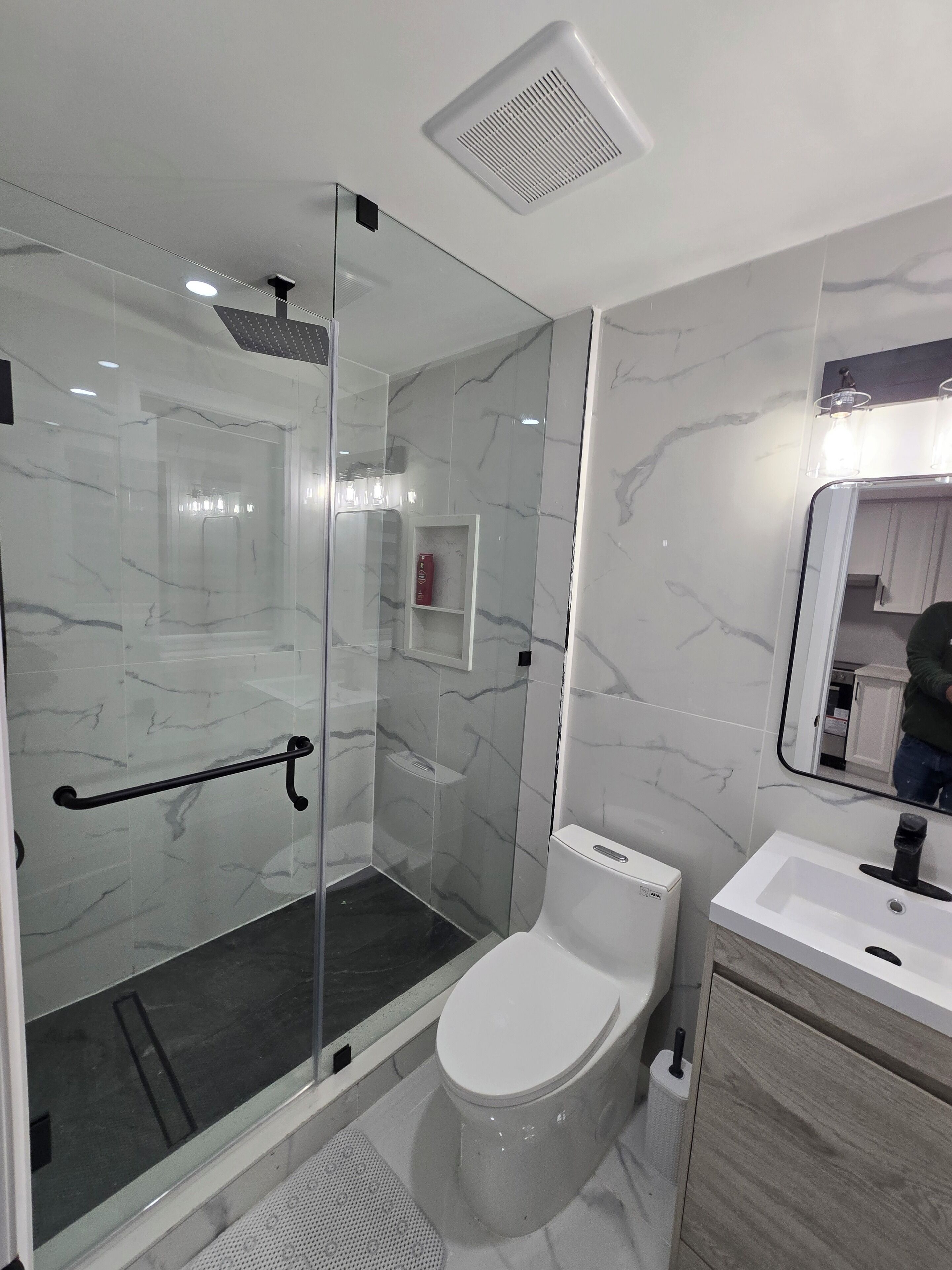 石鹸、トイレットペーパー